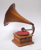 Grammophon, 1. Hälfte 20. Jhd.Eichengehäuse, Originaltrichter mit Bierlackmalerei , Länge 30cm,