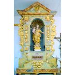Großer Seitenaltar des 17. Jhd. Verschiedene Hölzer, geschnitzt, gefasst und vergoldet, großer Altar