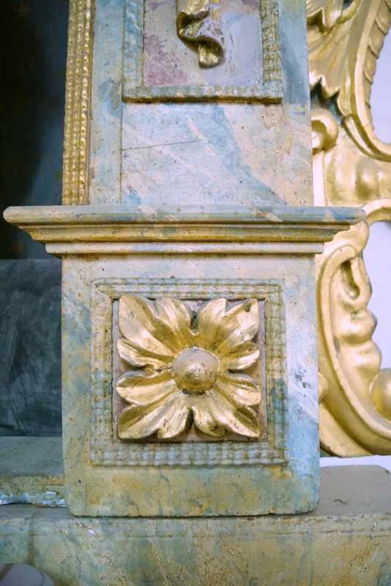 Großer Seitenaltar des 17. Jhd. Verschiedene Hölzer, geschnitzt, gefasst und vergoldet, großer Altar - Bild 6 aus 6
