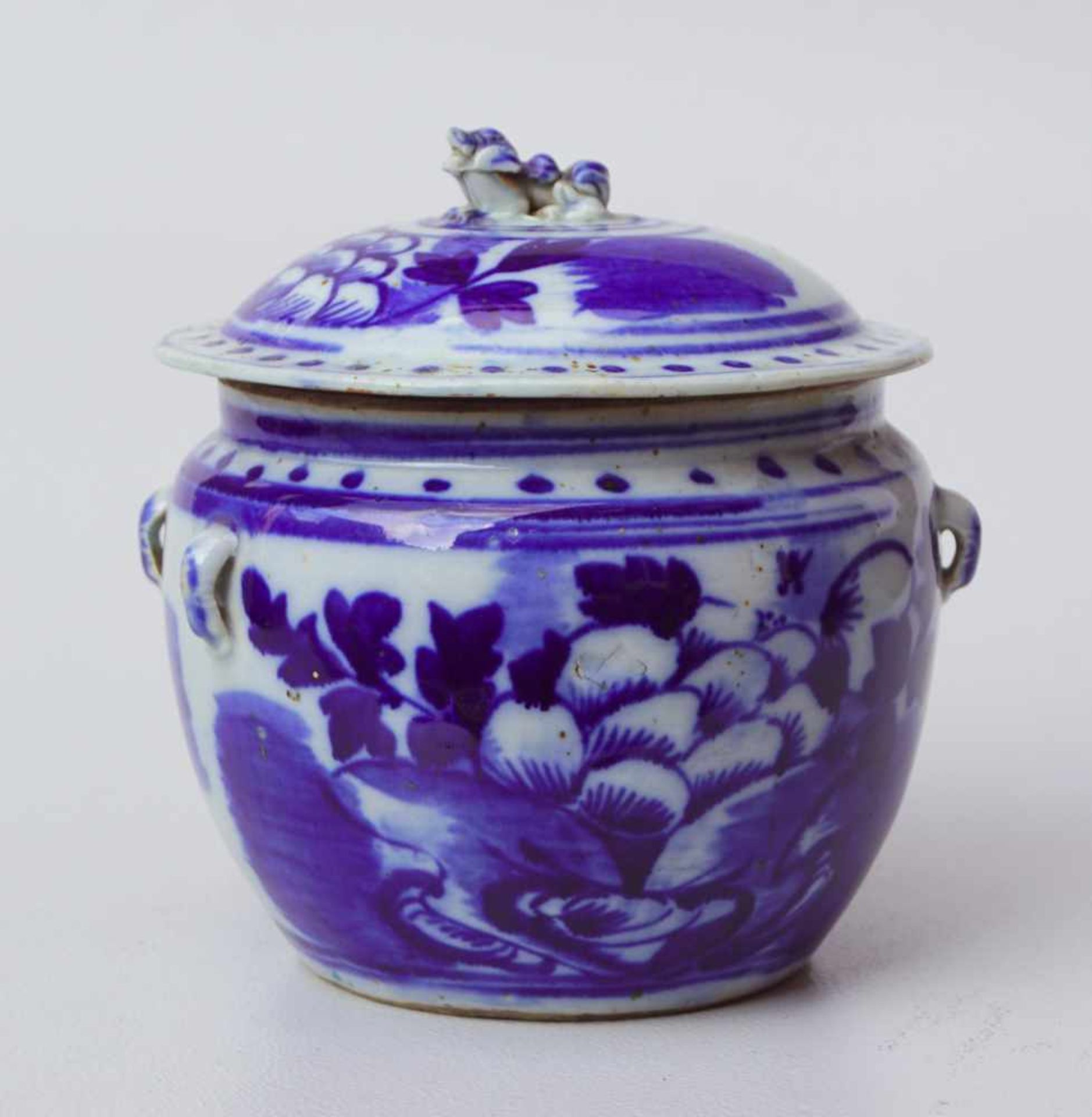 Vorratstopf, China,19. Jhd.Graue Exportscherbe, blau glasiert und bemalt, mit Blattmotiven,