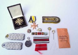 Teilnachlass eines Offiziers Konvolut Orden und Pins meist 2. WKEpauletten sowie 1 Stück