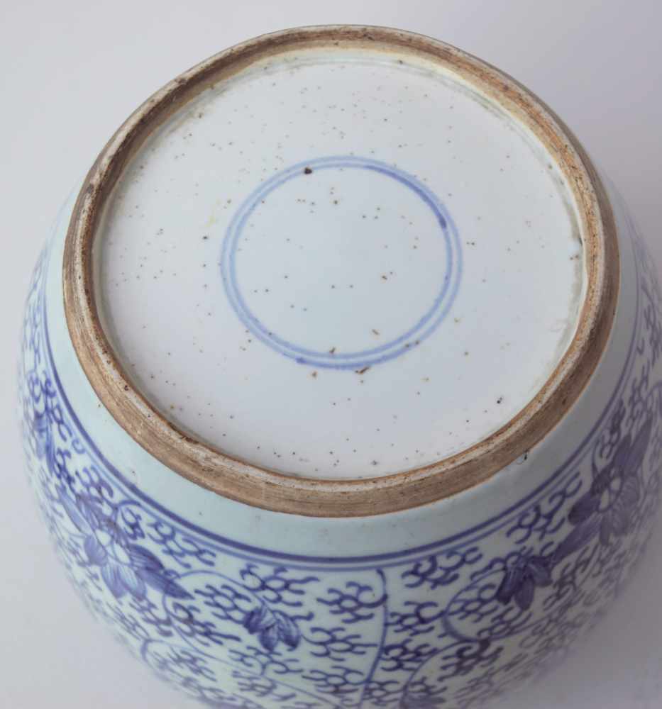 Großes Vorratsgefäß für Ingwer, China, 19. Jhd.Graue Exportscherbe, Unterglasurblaue Malerei, - Image 2 of 3