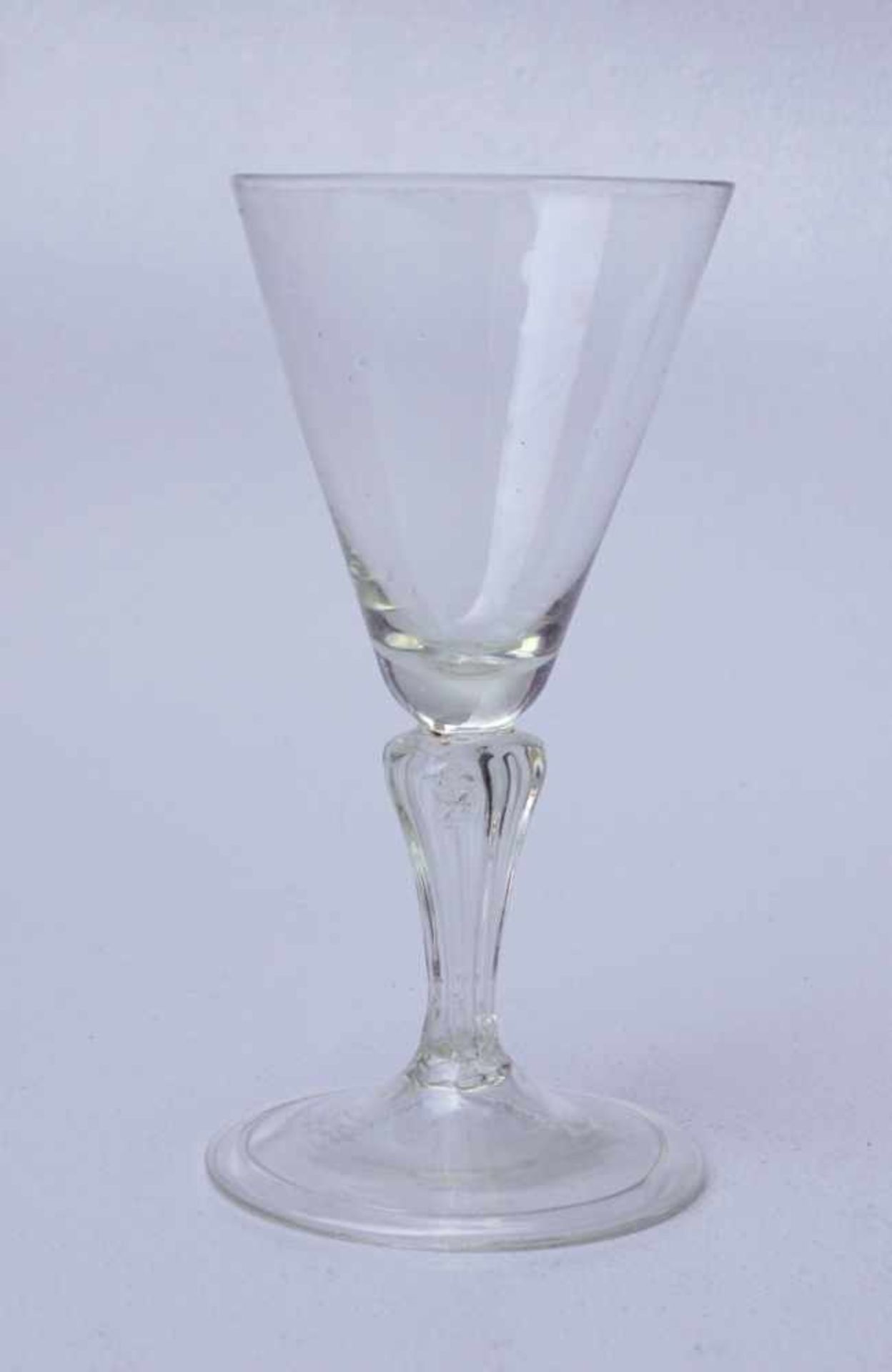 Seltenes Trichterglas des 18. Jhd.Farbloses Glas, geblasen, breiter Fuß mit umgelegtem Standring,