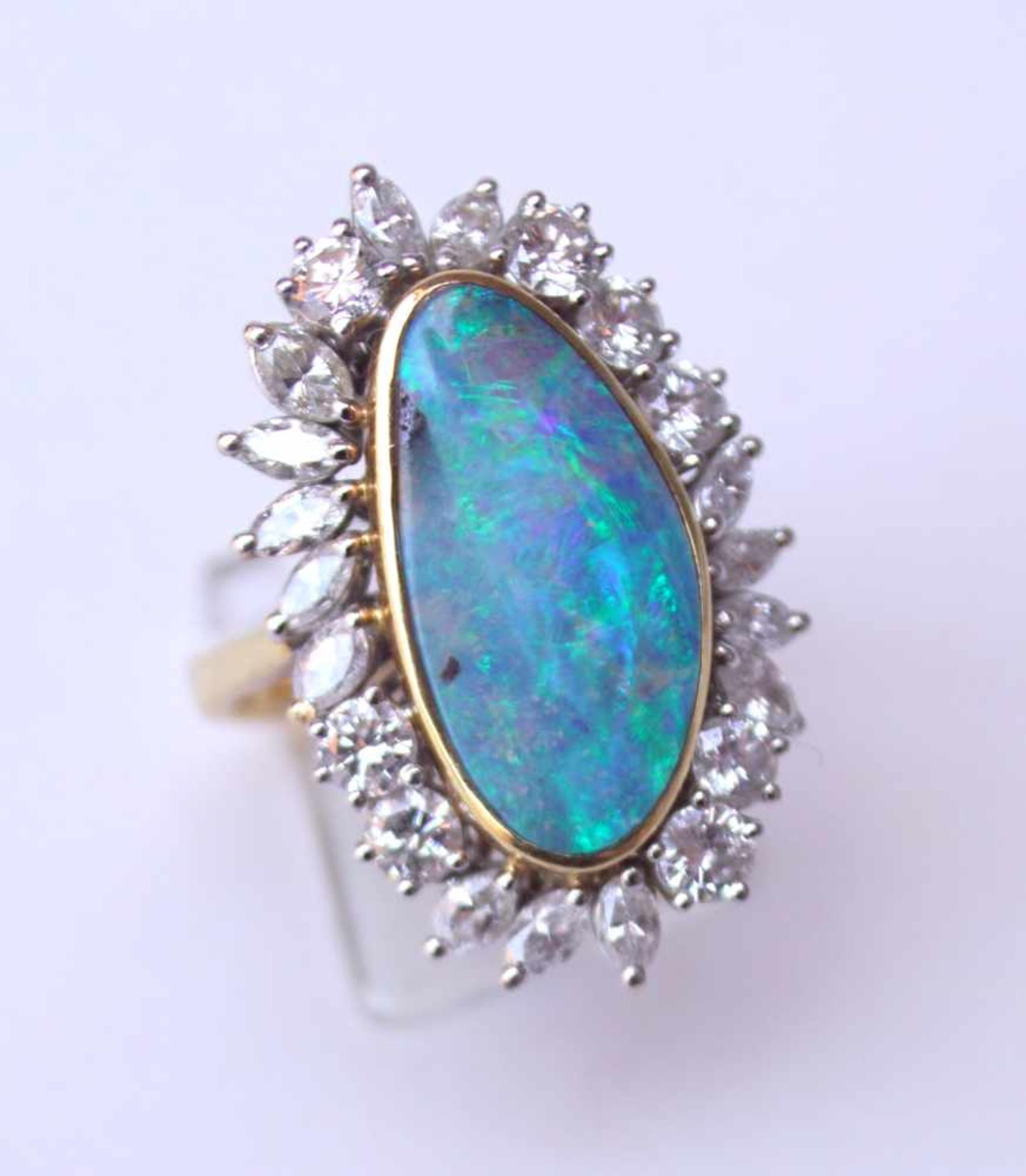 Boulder-Opal Ring, zus. ca. 2,5 ct Diamanten, Bicolor, 70er Jahre750 WG und GG, Besatz mit 8