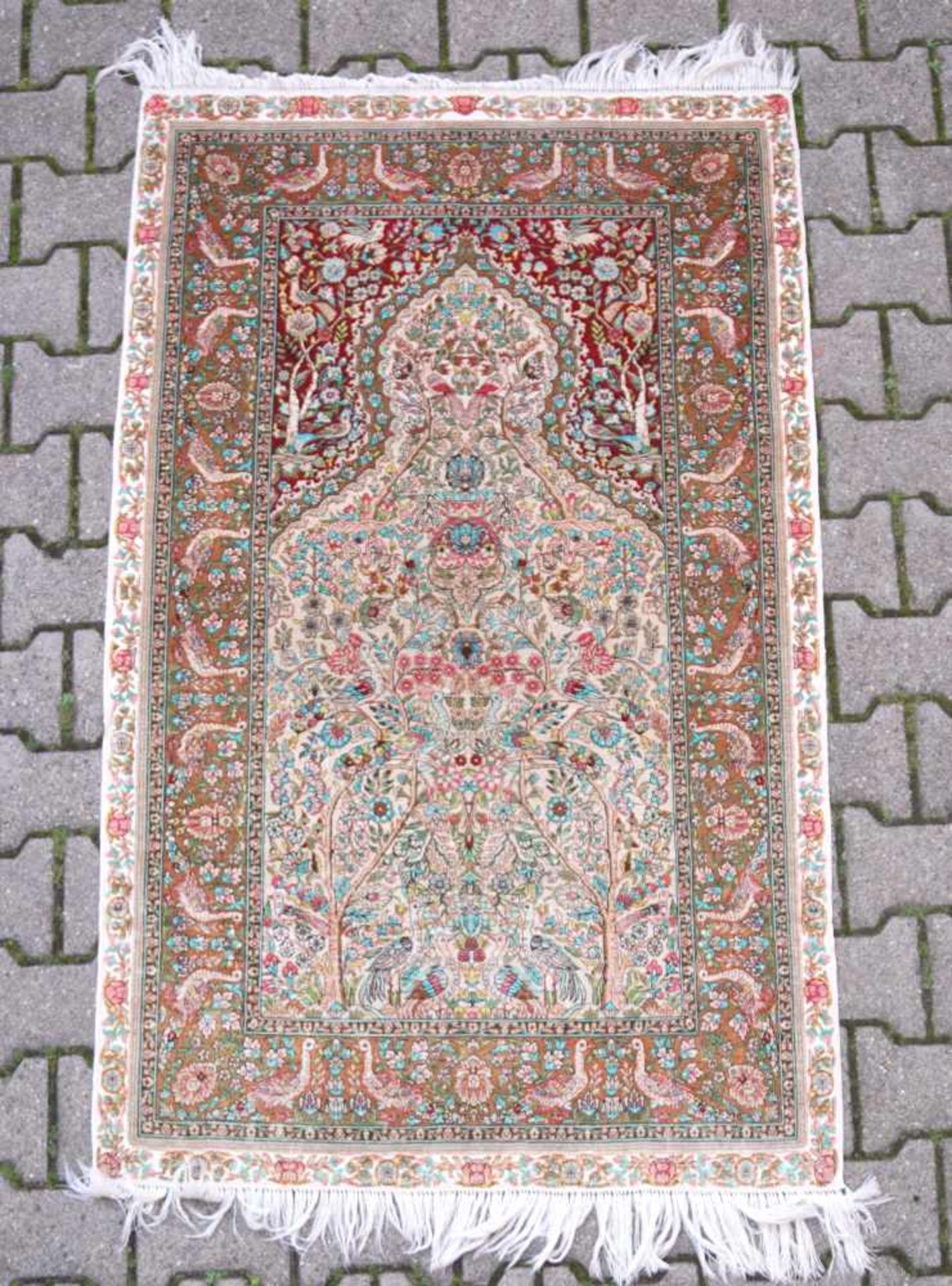 Chinesischer Seiden-HerekeSeide auf Seide, Gebetsteppich mit figürlichen Motiven, ca. 500.000 Knoten