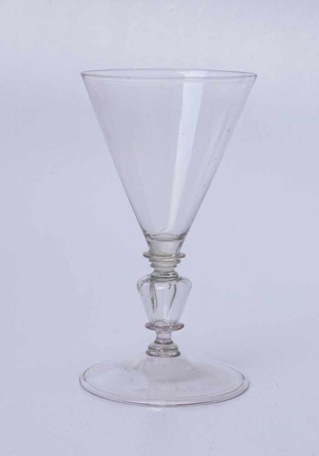 Seltenes Trichterglas des 17. Jhd.Farbloses Glas, geblasen, breiter Fuß mit Standring, Schaft