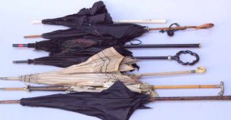 Sieben alte Schirme, 1. Hälfte 20. Jhd.Griffe in verschiedenen Formen aus Holz, Metall und
