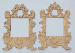 Paar Rahmen im Stil des Rokoko, 19. Jhd.Weichholz geschnitzt, die ehem. Fassung entfernt, ein Rahmen