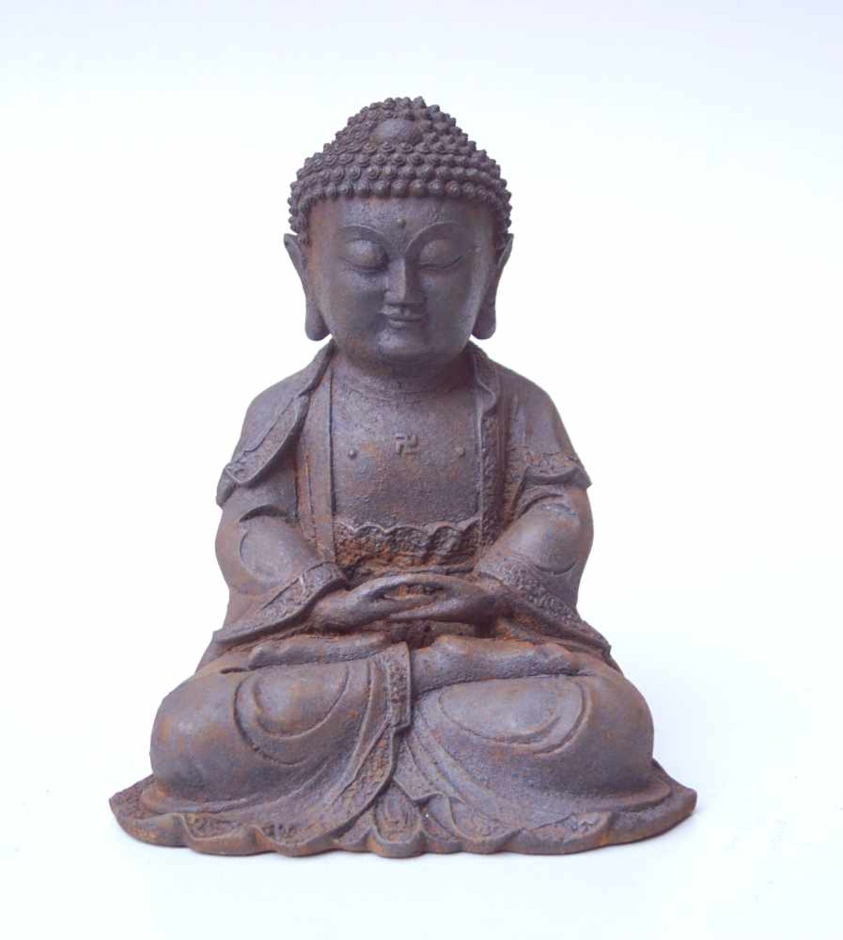 Großer Buddha nach Ming VorbildEisenguss, patiniert, Höhe: 31 cm.- - -20.00 % buyer's premium on the