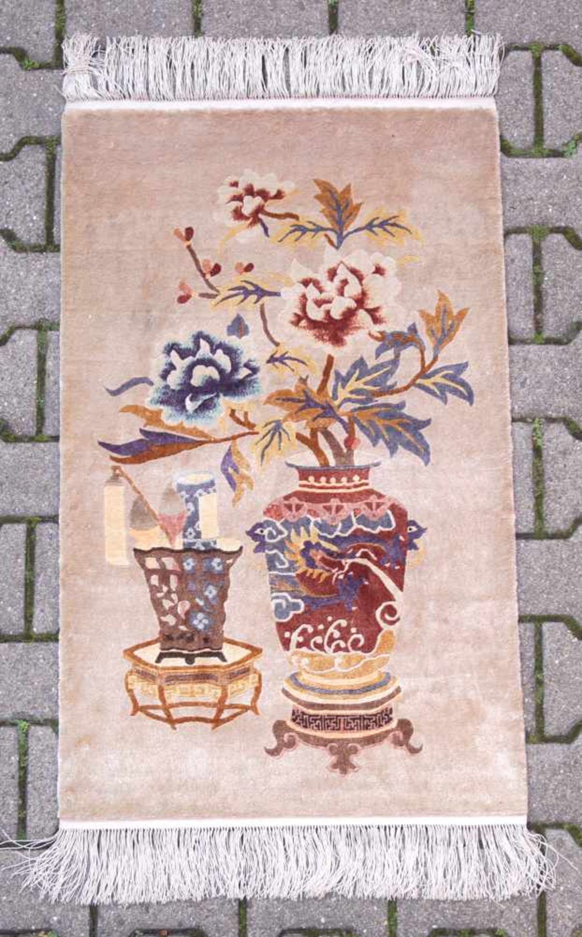 Chinesischer Seidenteppich mit VasenmotivSeide auf Seide, auf gelb-beigem Fond, Darstellung zweier