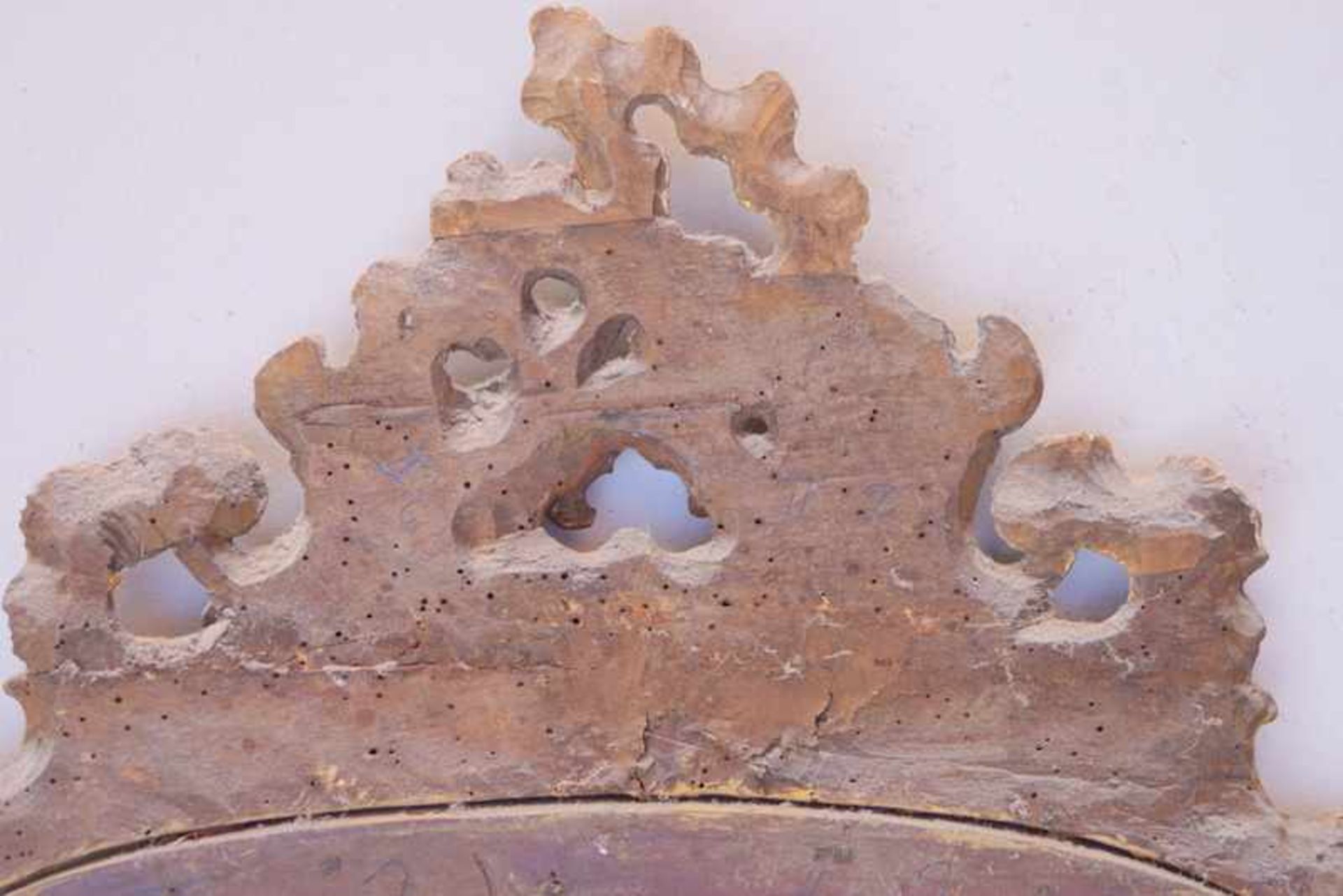 Spiegel des Rokoko, 18. JhdWohl Linde geschnitzt, gefasst und ölvergoldet, rückseitig Spuren alten - Bild 3 aus 3