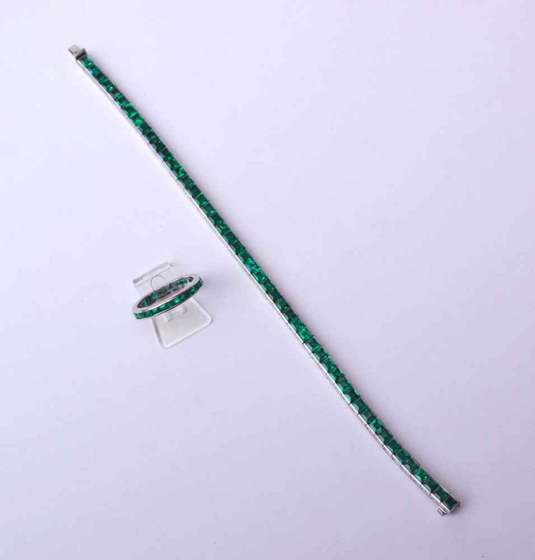 Smaragdarmband und Ring, 750 WGKontercharnierarmband 750 WG mit 48 Smaragd-Carréesteinen ca. 3,3 mm,
