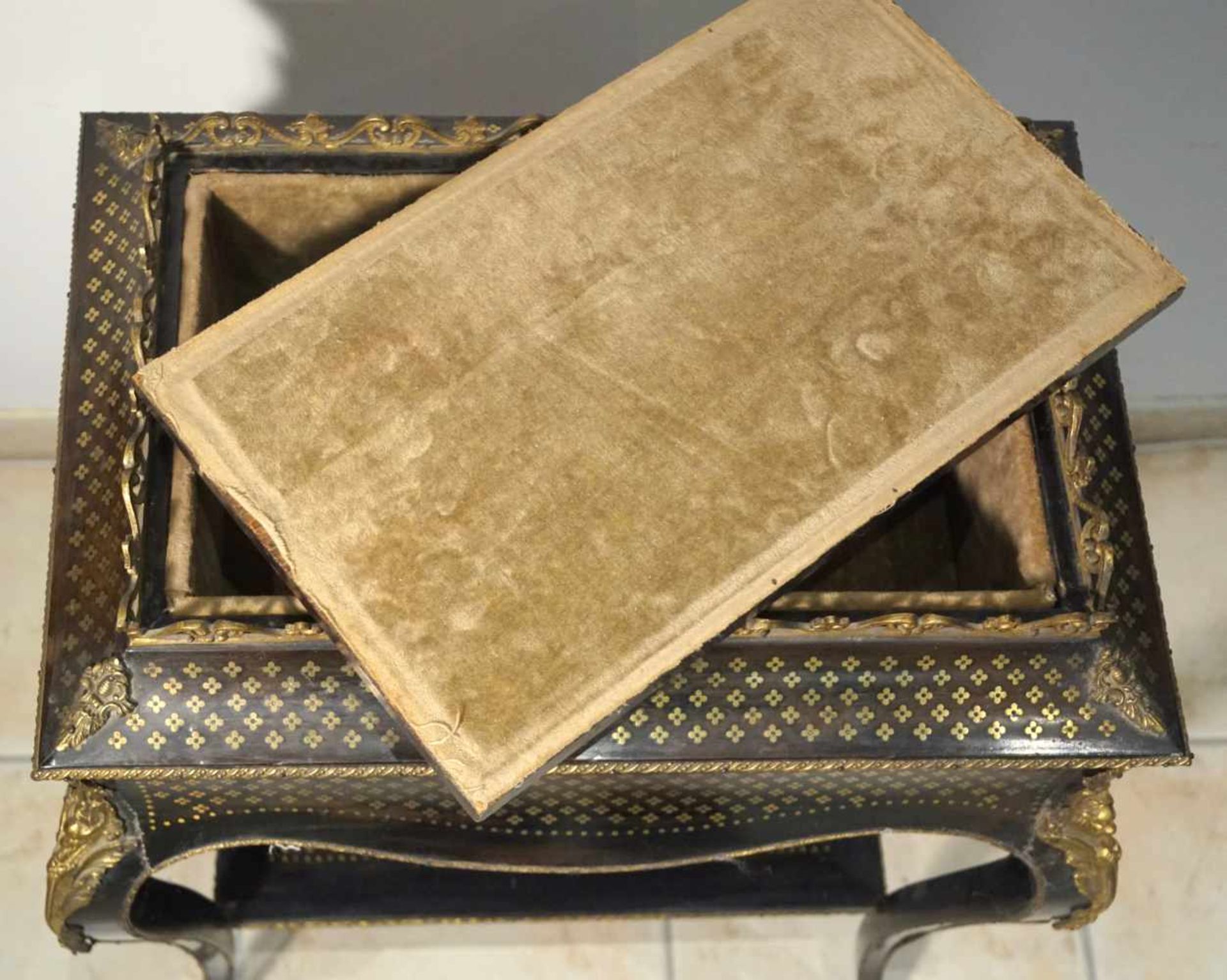 Salontisch/Schmucktisch der Belle Epoche, Frankreich um 1870Geschwärztes Furnier mit Messingeinlagen - Image 4 of 4