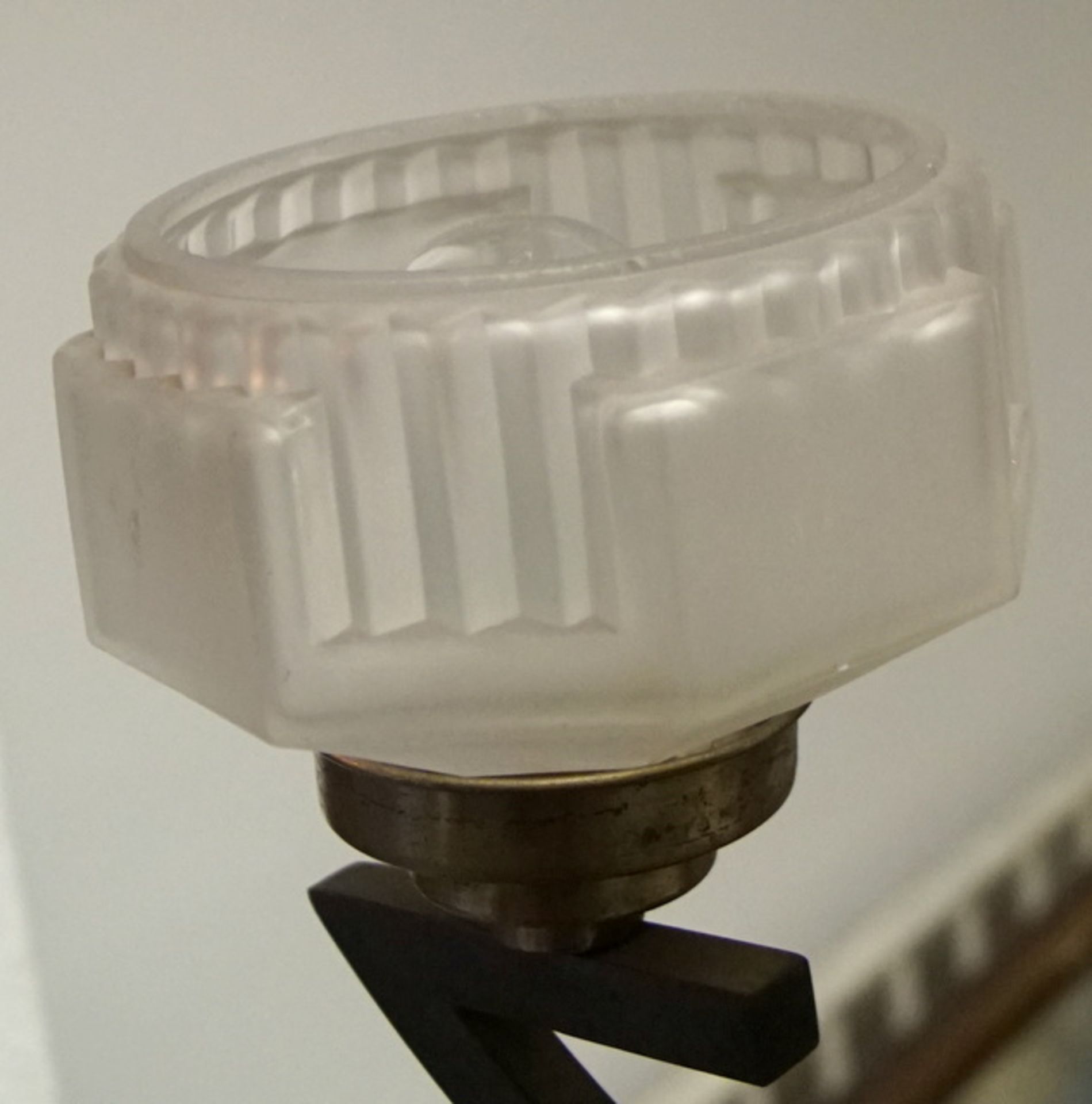 Art Déco Deckenlampe mit musizierenden Satyrdatrstellungen Originale Milchglasschirme, komplett, - Bild 2 aus 5