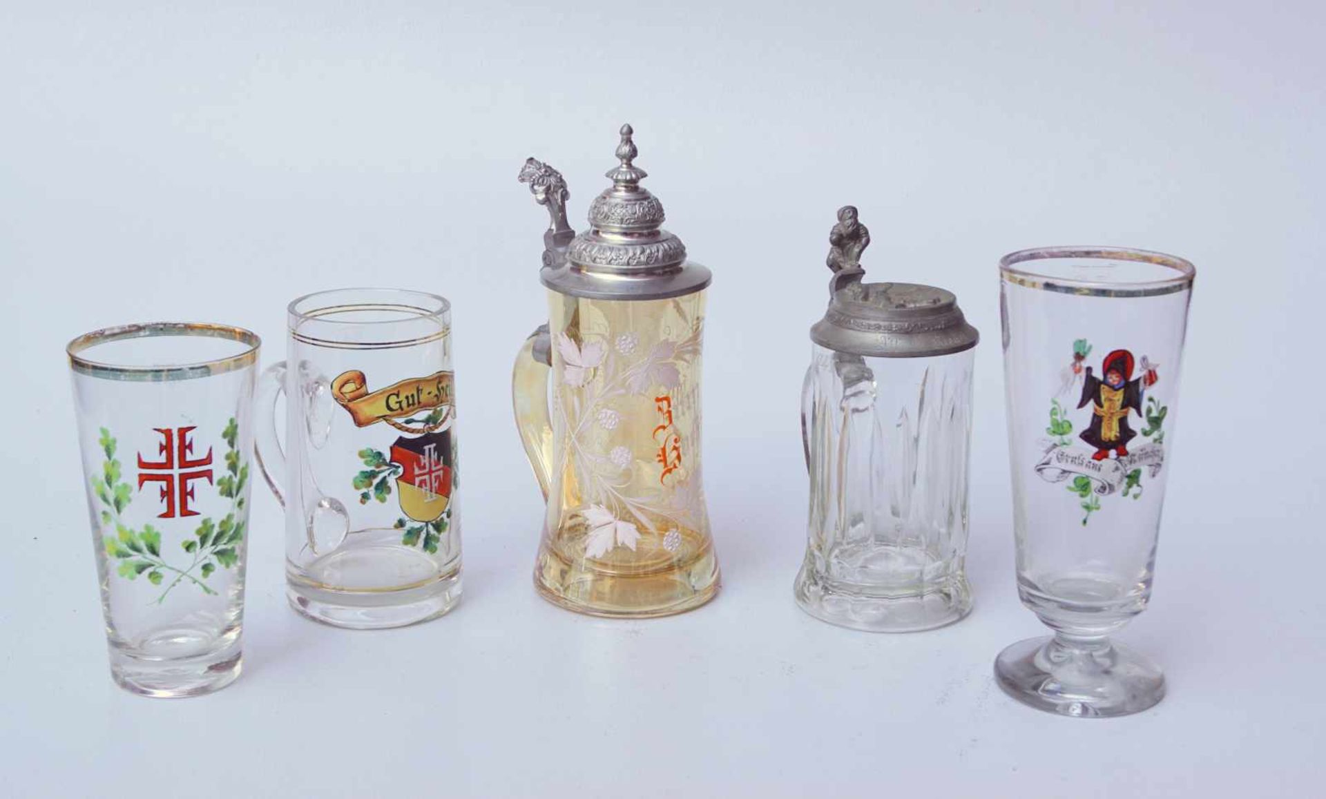 Konvolut Glashumpen und Gläser2 Humpen, Kristallglas, zinnmontierter Deckel, 3 Biergläser, farbig