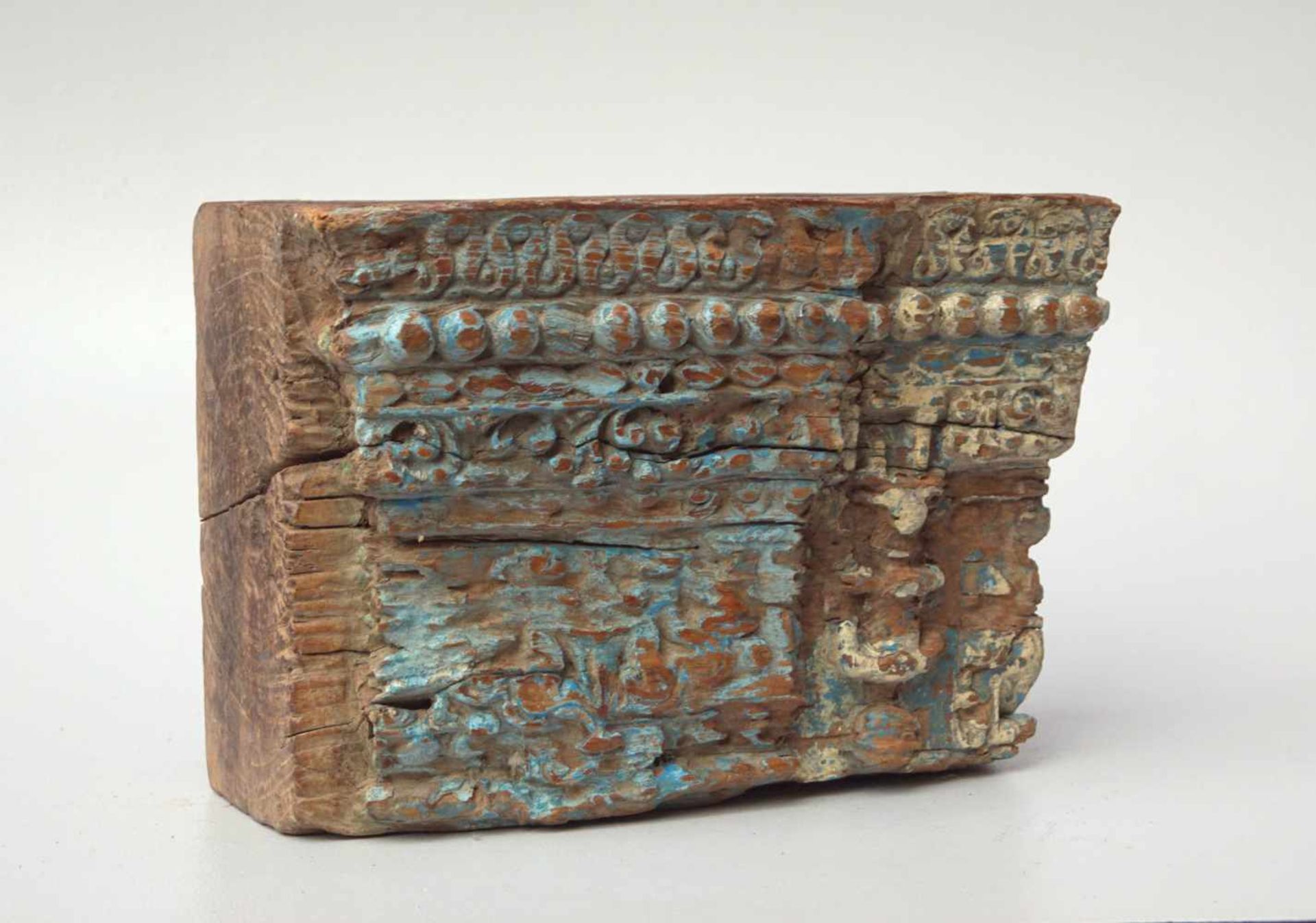 Indisches KapitellMahagonyholz geschnitzt, Fragment, Reste von farbiger Fassung, Maße: ca. 30 x 22 x