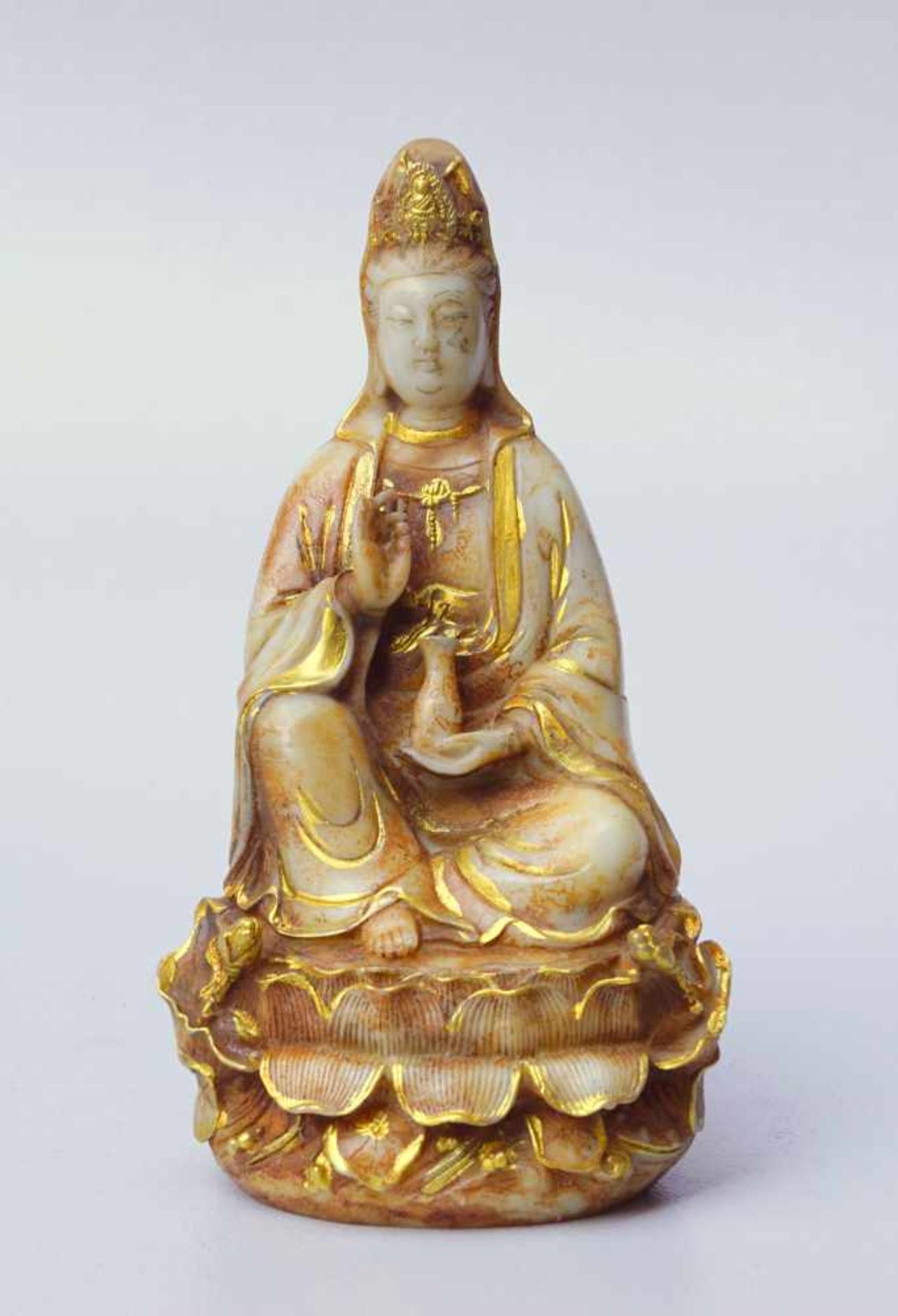 Guan Yin Medizinbuddha, ChinaAuf vegetabilem, doppeltem Lotosthron mit vollplastischen Lotosknospen,