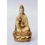 Guan Yin Medizinbuddha, ChinaAuf vegetabilem, doppeltem Lotosthron mit vollplastischen Lotosknospen,