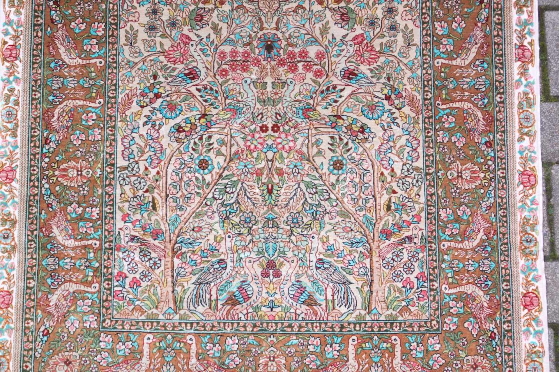 Chinesischer Seiden-HerekeSeide auf Seide, Gebetsteppich mit figürlichen Motiven, ca. 500.000 Knoten - Bild 2 aus 2