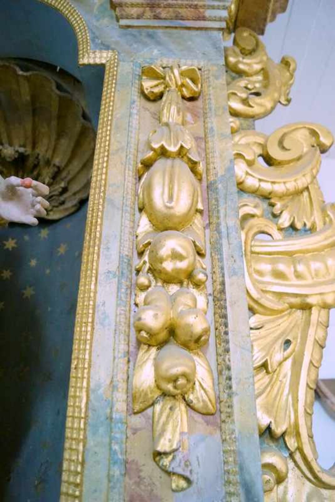 Großer Seitenaltar des 17. Jhd. Verschiedene Hölzer, geschnitzt, gefasst und vergoldet, großer Altar - Bild 5 aus 6