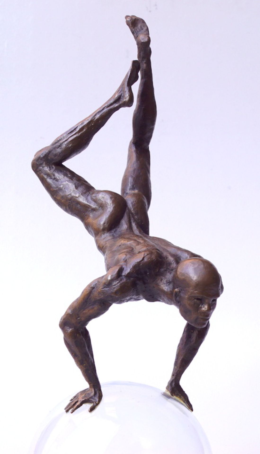 Aganov, Dimitry: Bronzeskulptur "Weltall"Massive Bronzeskulptur, athletischer Männerakt im Handstand - Image 2 of 2