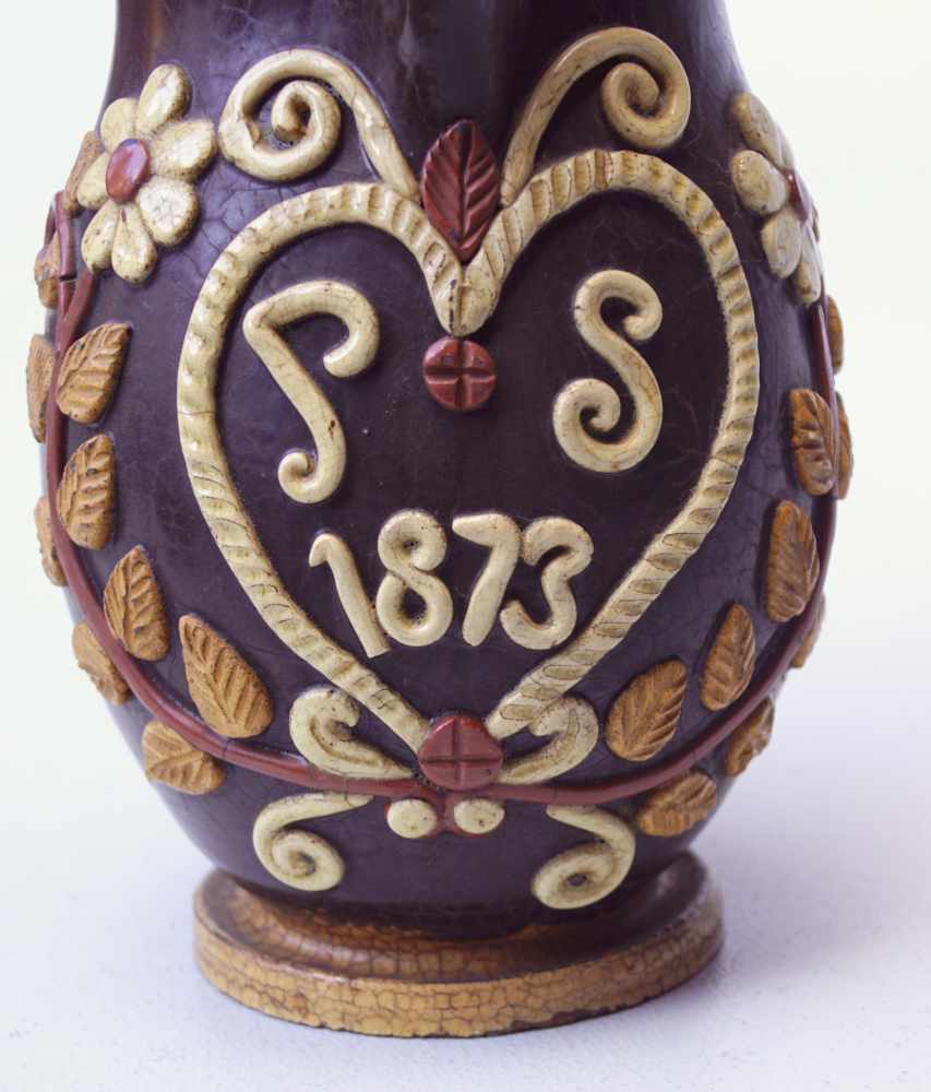 Marburger Keramik: Große Kaffeekanne, dat. 1873Alterskrakelee, braun glasierte, ockerfarbene Scherbe - Image 2 of 2