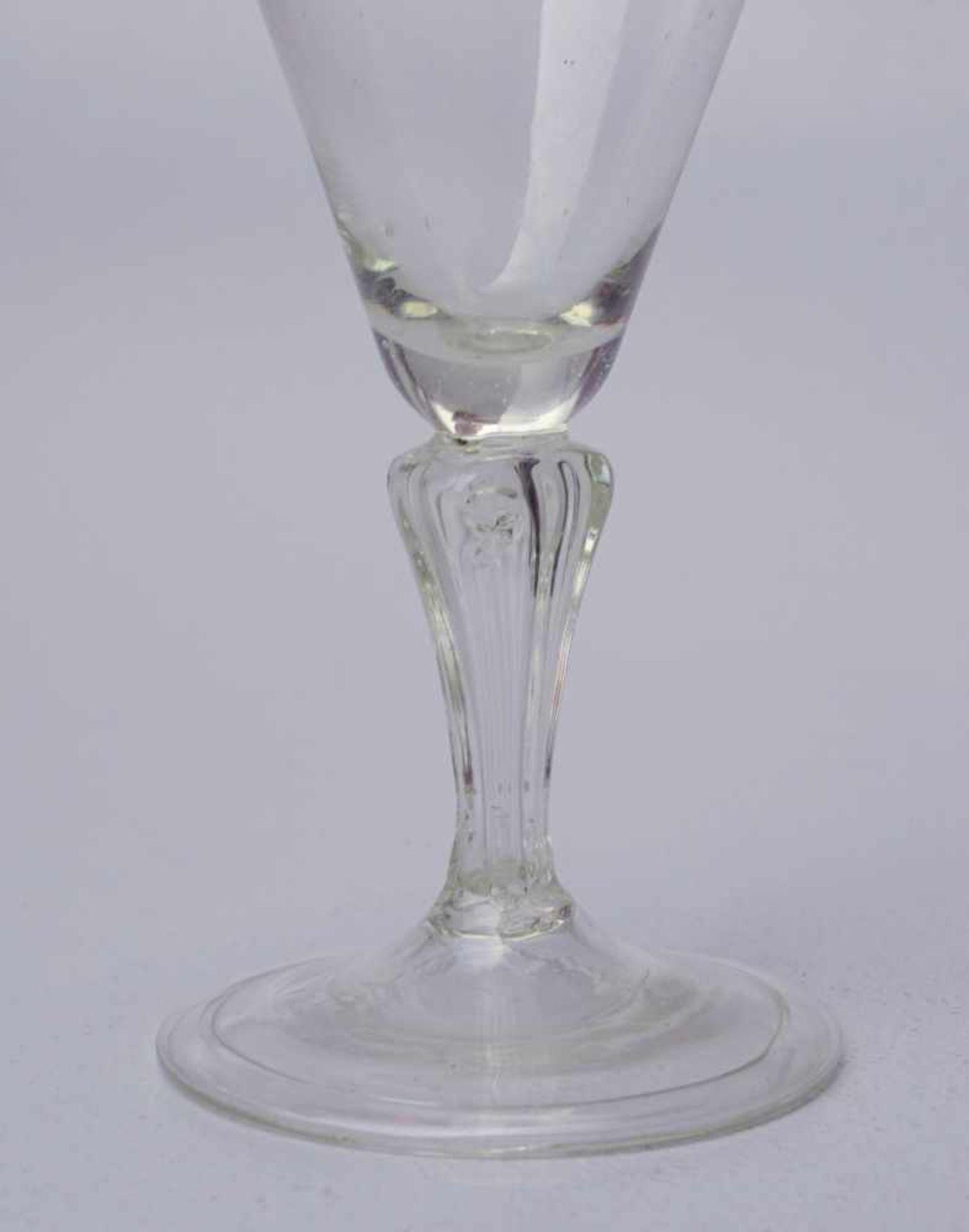 Seltenes Trichterglas des 18. Jhd.Farbloses Glas, geblasen, breiter Fuß mit umgelegtem Standring, - Bild 2 aus 3