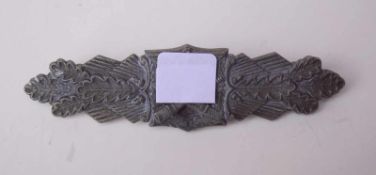 Nahkampfspange in Bronze, 2. WKAuf der Rückseite Hersteller: "FEC.W.E. PEEKHAAUS - Berlin" und "