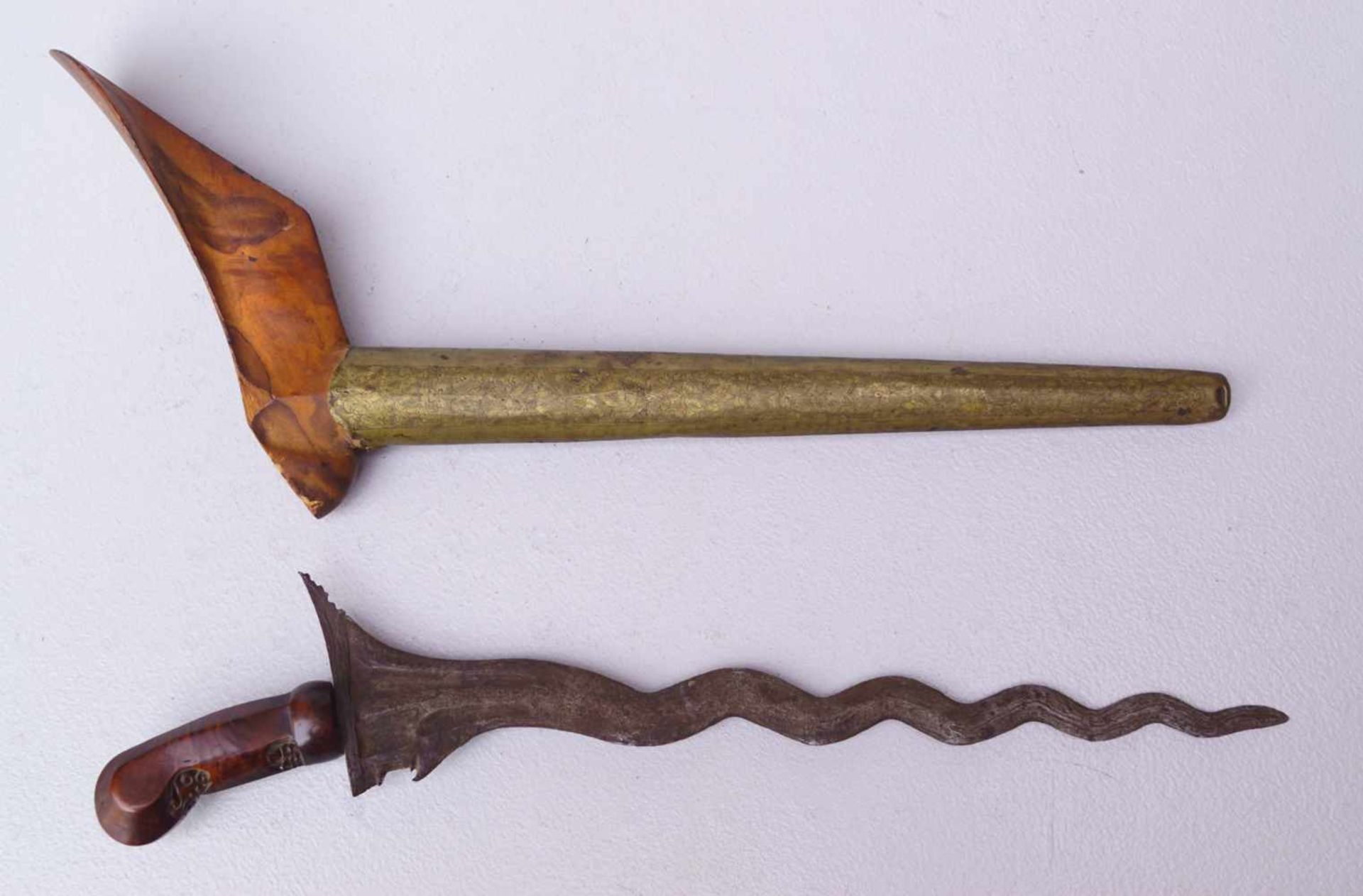 Kris, Bali, ca. um 1890Gewellte Eisenklinge Edelholzgriff geschnitzt mit Tierköpfen, Holzschaft