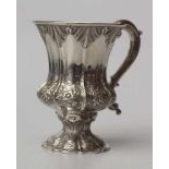 Henkeltasse, London, 1832, Sterling SilberSehr aufwendige Gravur und Treibarbeiten, Innenvergoldung,