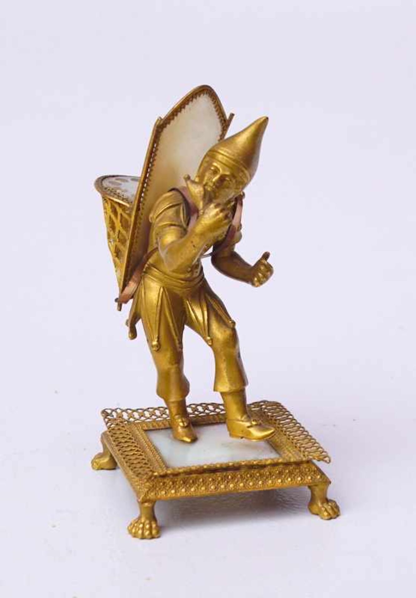 Pächen tanzende Harlekine als Toilettenset, 1. H. 19. Jhd.mass. Bronze, feurvergoldet, auf - Image 2 of 3