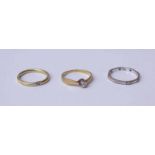 Zwei Solitär-Ringe und ein Eternity-Ring, 585 GG bzw. WGEin Solitär-Ring mit ca. 0,1 ct Brillant,