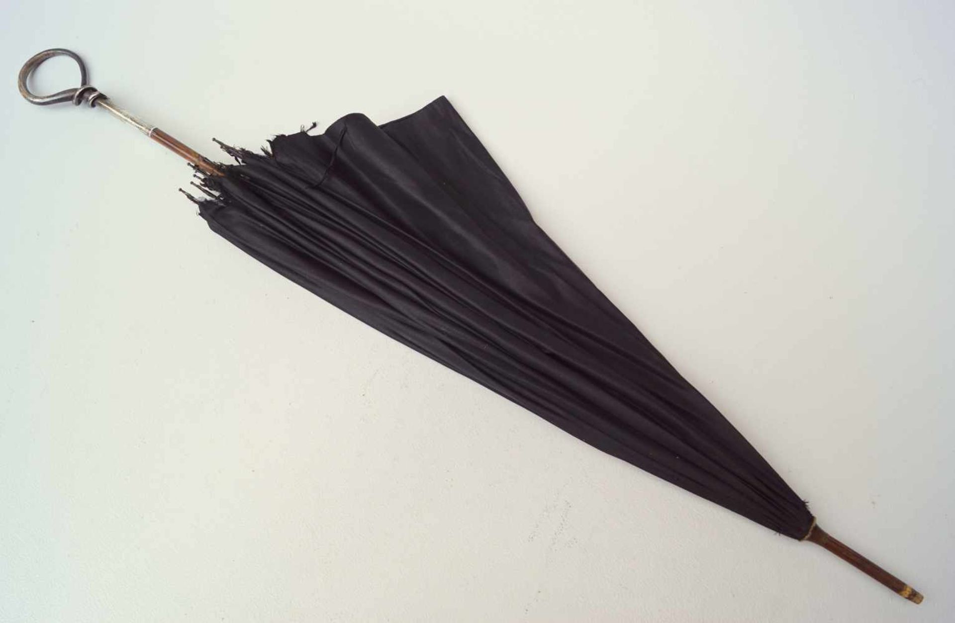 Alter Schirm mit silbernem Griff, deutsch, 1. Hälfte 20. Jhd.Stock aus Holz, Griff aus Silber, - Bild 2 aus 2