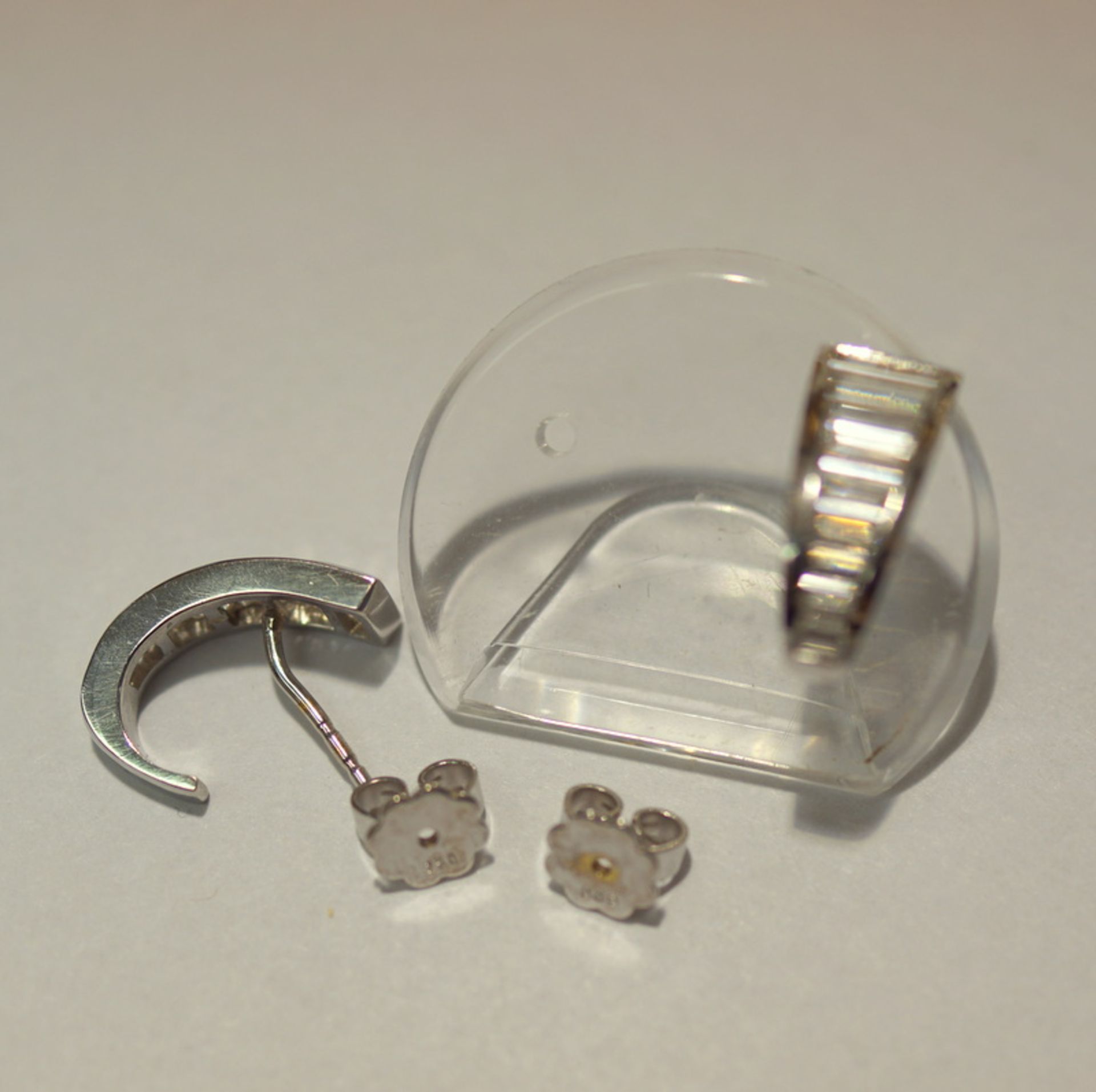 Paar Ohrstecker WG mit ca. 1,5 ct Diamant-Baguettes, 750 WG 750 WG gestempelt, jeweils 13 x - Image 2 of 2