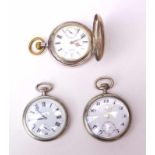 3 Longines Taschenuhren1 Savonette in Silber und 2 Nickelgehäuse 1. H. 20. Jhd., 1 Uhr mit Defekt (