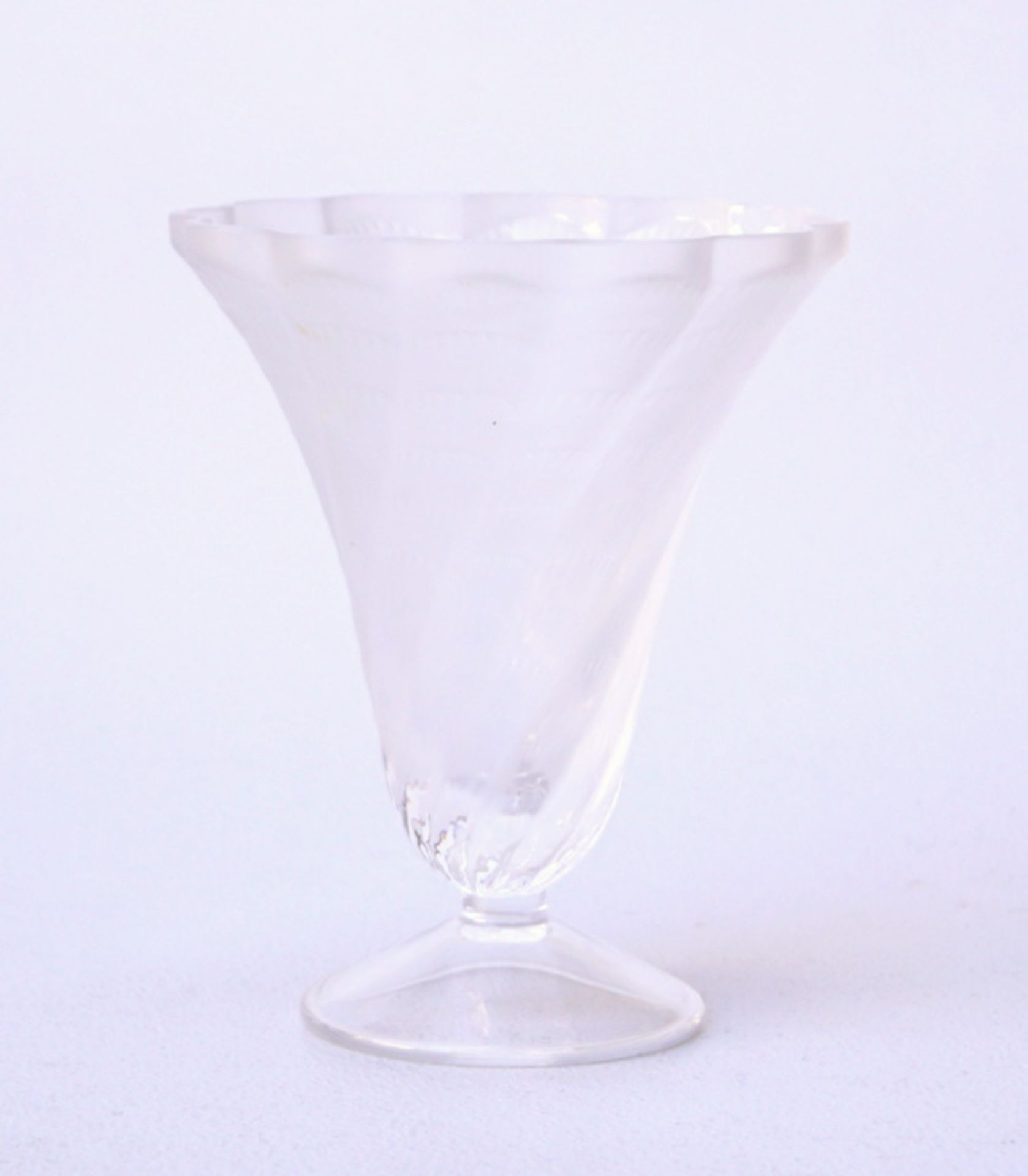 Rene Lalique, Wingen sur Moder (diamantgeritze Signatur): Vase mit Standfuß, Frankreich, nach