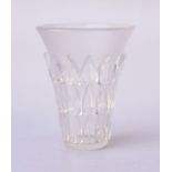 Rene Lalique, Wingen sur Moder (diamantgeritze Signatur): Große Vase, Frankreich, nach 1945Konisch