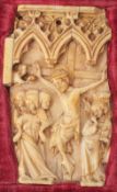 Elfenbeintafel mit Kreuzigungsrelief, Deutsch, ca. um 1380Fragment einer Elfenbeintafel mit Resten