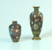 Konvolut VerschiedenesZwei japanische Cloisonné Vasen, Höhe: 8cm (Zustand 4) und 13cm (Zustand 2),