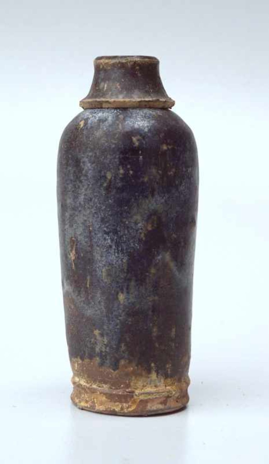 Vase mit Deckel, China Tang Dynasty 600-900 n. Chr.Lachsrote Scherbe mit dicker auberginefarbener