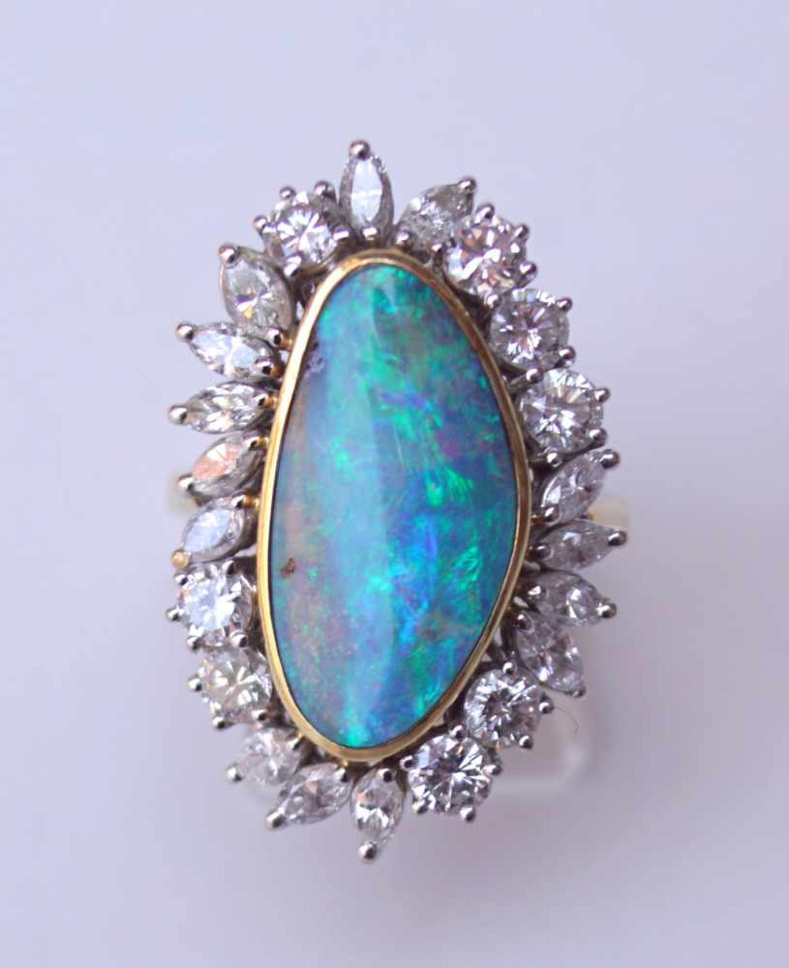 Boulder-Opal Ring, zus. ca. 2,5 ct Diamanten, Bicolor, 70er Jahre750 WG und GG, Besatz mit 8 - Image 2 of 2