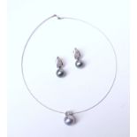 Schmuckset Collier und Ohrringe mit Perlen und Brillantengraue Süßwasserperlen, das Collier 750
