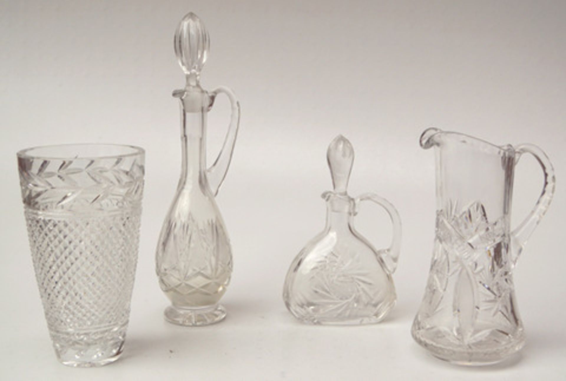 Konvolut Bleikristallglas, Karaffen u. M. 4-tlg., bestehend aus 2 Karaffen, 1 großen Schenkkanne und