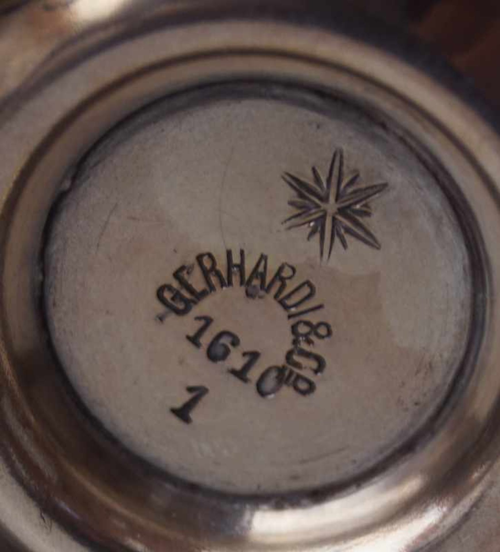 Gerhardi & Co.: Kaffe- und Teekern, Modell 1610, um 1900Zinn, versilbert, Reliefdekor, beide - Bild 2 aus 2