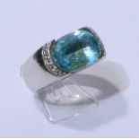 Schwer gearbeiteter Ring mit Topaz u. Brillanten, 585 WGSehr breiter, schwer gearbeiteter Steg aus