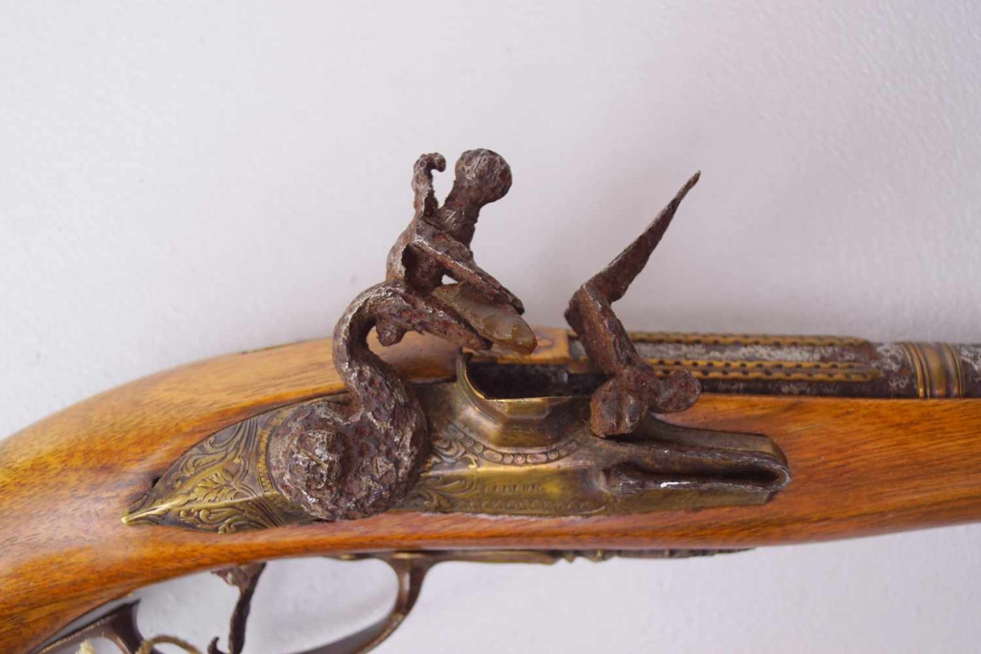 Steinschlosspistole, 18. Jhd, sign I.I. Behr Mastricht, restauriertAlte geritzt in Bronze und Eisen, - Bild 2 aus 3