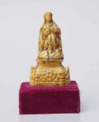Pietà 17. Jhd. Elfenbein - Goa Knieende Pieta aus Elfenbein geschnitzt, Sockel wohl im 18. Jhd.