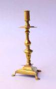 Kleiner Altarleuchter auf Löwenfüßen, wohl 20. Jhd.Messing, vergoldet, Höhe: 29cm, Zustand 3 (