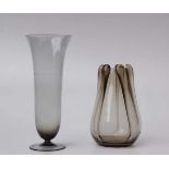 2 Turmalinvasen, 60er Jahre1 schlanke Vase auf rundem Fuß mit ausgestelltem Rand, Höhe: 27,8cm,