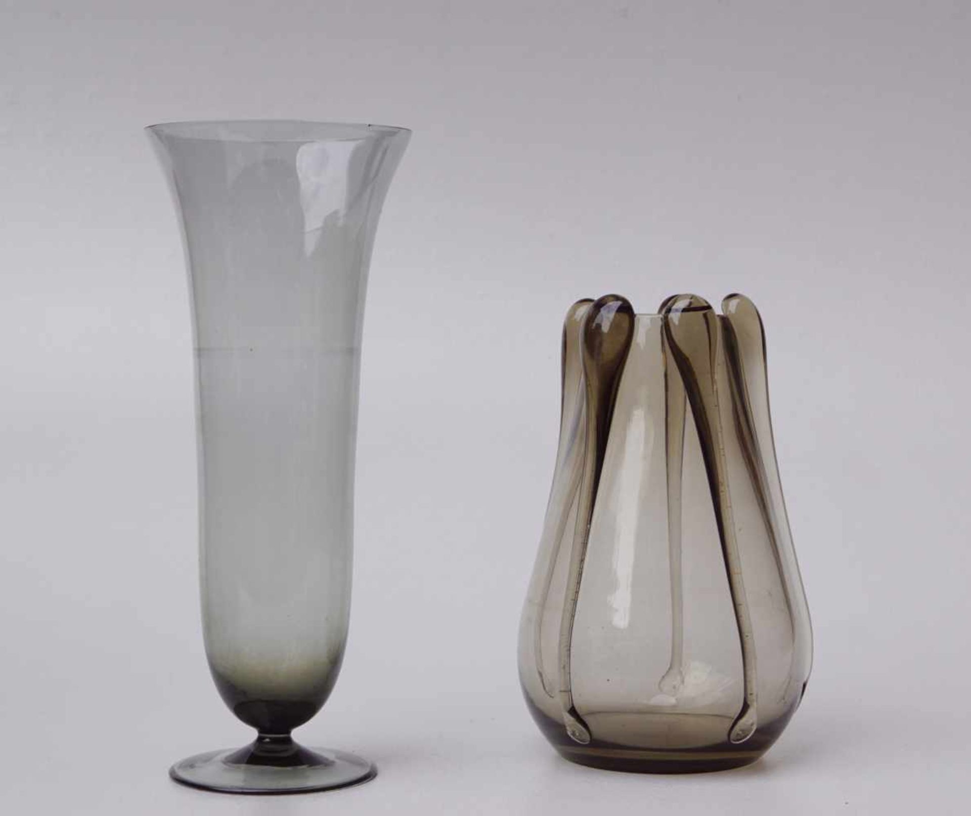 2 Turmalinvasen, 60er Jahre1 schlanke Vase auf rundem Fuß mit ausgestelltem Rand, Höhe: 27,8cm,